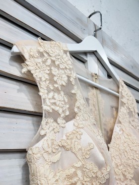 lace detailing cap sleeves