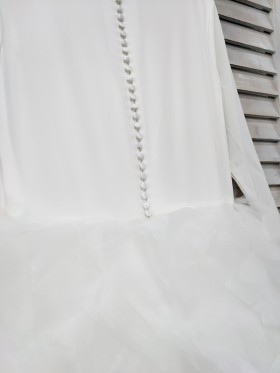 buttons decored back wedding dress