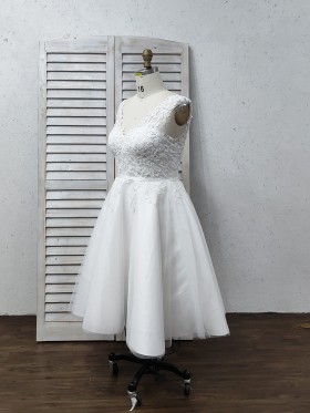 sweetheart bodice with lace V neckline short bridal gown