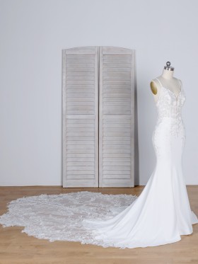 mermaid silhouette ivory lace and spandex wedding dress