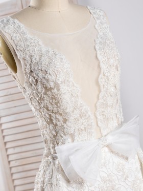 scalloped lace plunging neckline wedding dress