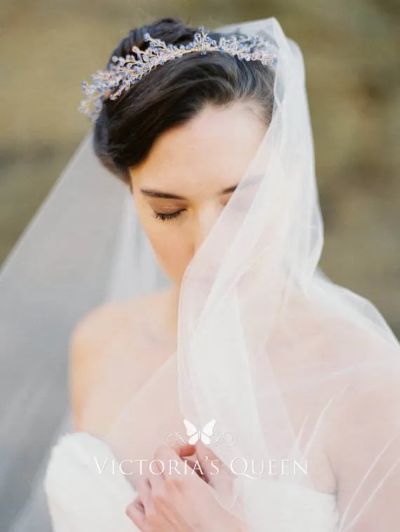 https://www.victoriasqueen.com/uploads/product/0/1/01052/bridal-veil-hand-cut-elbow-length-veil-short-single-tier-2.webp