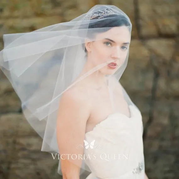 https://www.victoriasqueen.com/uploads/product/0/1/01052/short-simple-single-tier-bridal-veil-hand-cut-elbow-length-veil-1.webp