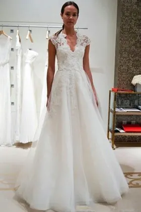 Vintage Scalloped Neck Cap Sleeve Lace and tulle Wedding Dress