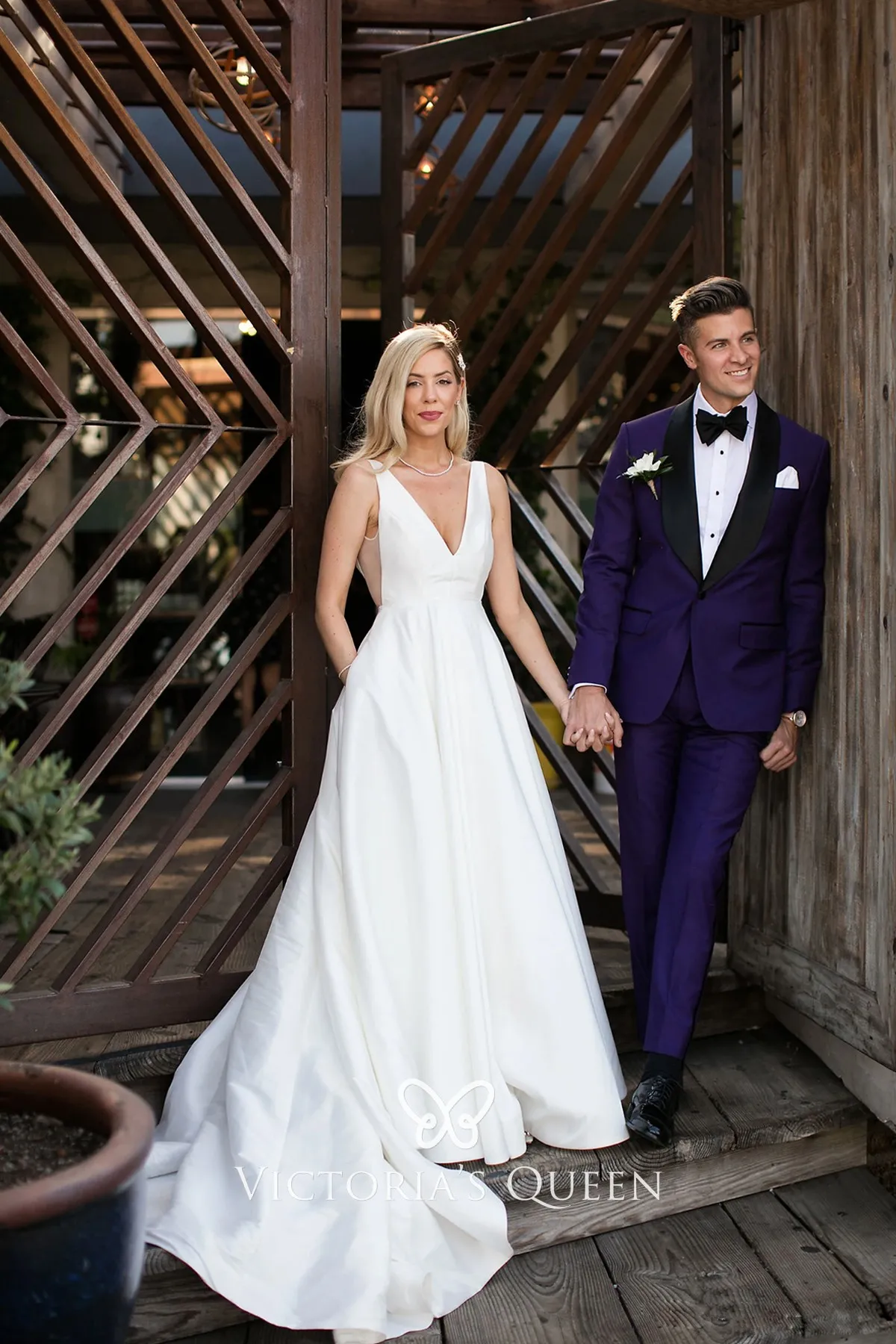 V neck sleeveless satin fall wedding gown V neck sleeveless satin fall wedding gown