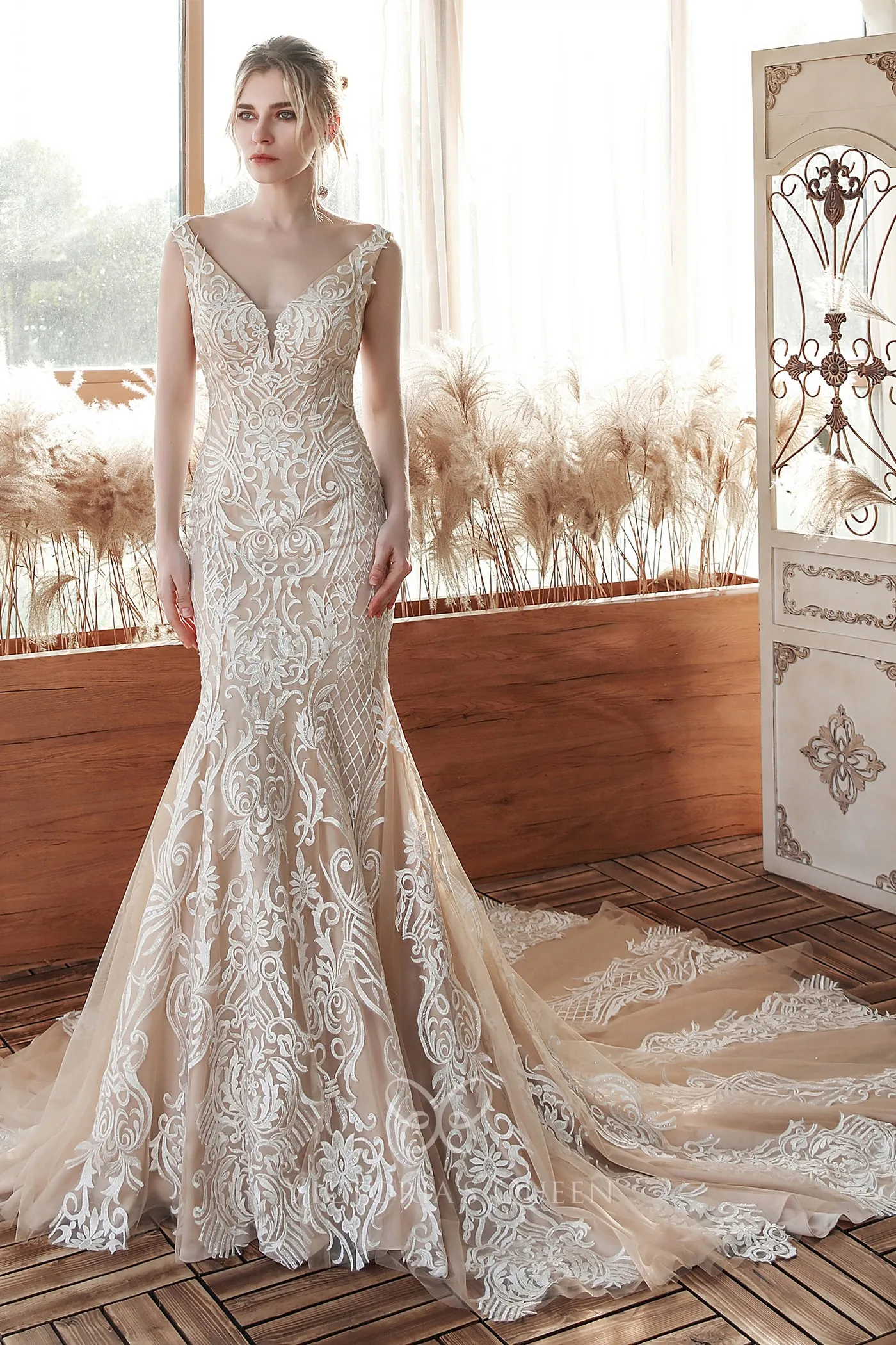 Modern Patterned Lace V-neck Mermaid Nude Wedding Dress - VQ