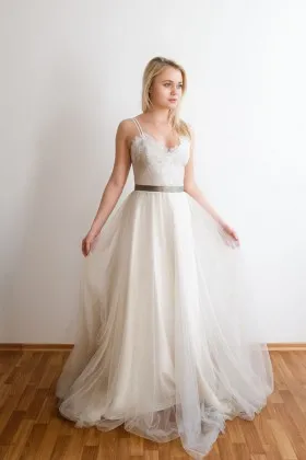 Ivory lace and tulle fashion V neckline with spaghetti straps wedding dress