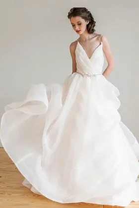 simple floor length sleeveless V neckline white tulle wedding dress