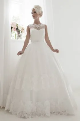 Glamorous sleeveless tulle and lace ballgown princess wedding dress