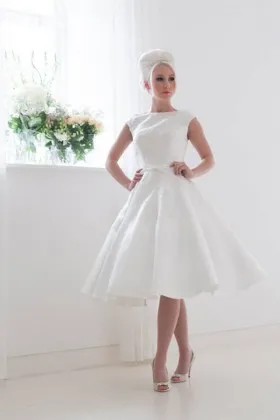 Elegant White Satin and Lace Short Wedding Dress