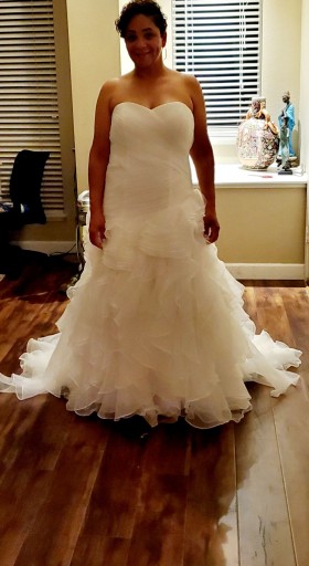beautiful and well made wedding dress